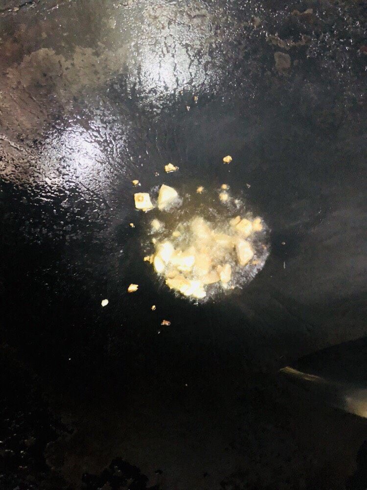 上海青炒豆腐,锅内放适量油,加入蒜末爆香