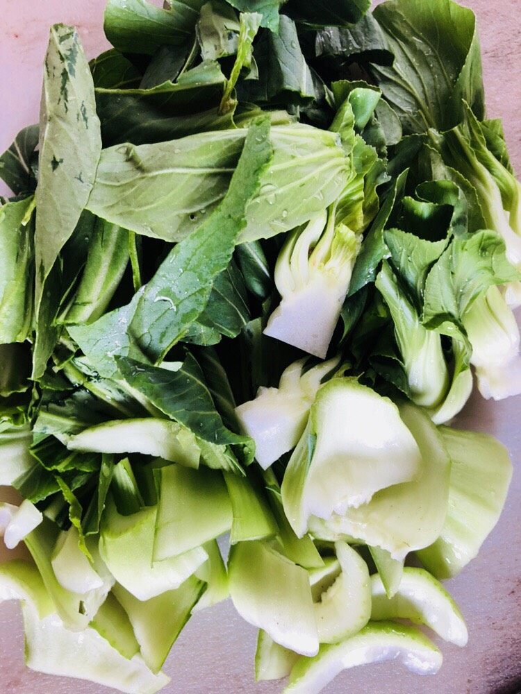 上海青炒豆腐,洗净切段,菜梗和叶子稍微分离
