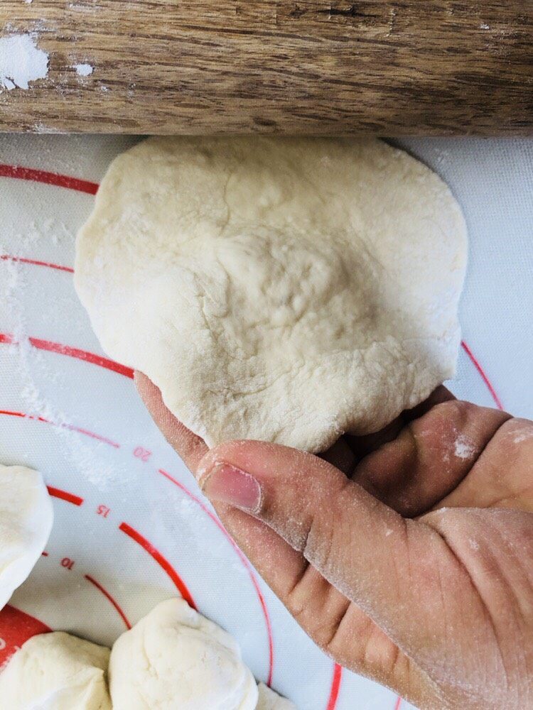 豇豆包子（长豆角）,取一块小剂子，用擀面杖擀成面皮，尽量中间厚周围薄。