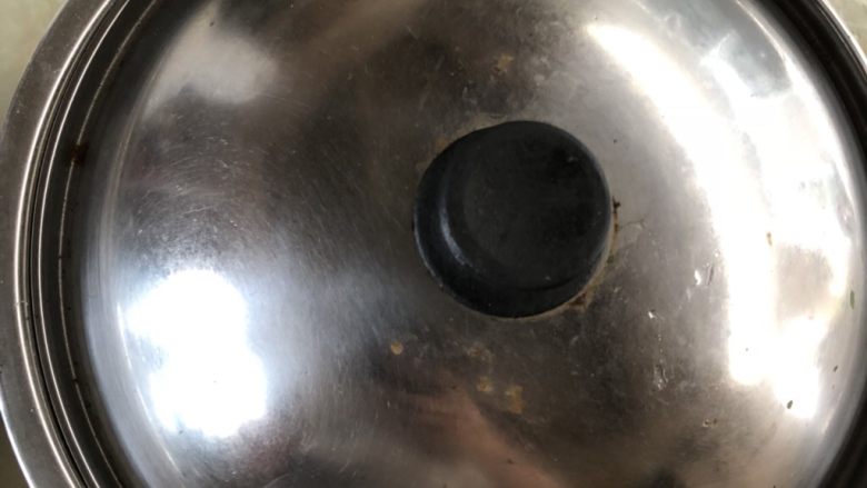 豇豆包子(长豆角),盖上盖子或保鲜膜醒发至两倍大,这个时间可以做馅料。
