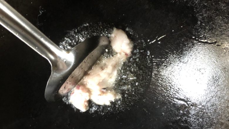豇豆包子(长豆角),锅内放适量油,刚才剔出的肥肉可以煎成油,油渣舍弃不用。