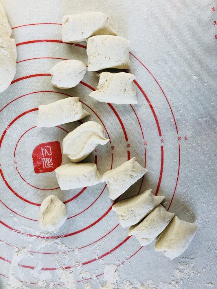 豇豆包子(长豆角),切成小剂子
