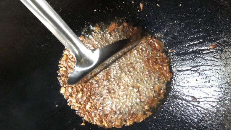 豇豆包子(长豆角),开小火,加入葱头油。这里的葱头油是葱头切成细圈,放油煎香,再加少许<a style='color:red;display:inline-block;' href='/shicai/ 692'>酱油</a>混合做的。