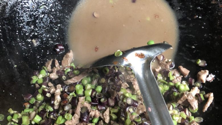 豇豆包子(长豆角),滤去水分不要。馅料才不会过湿