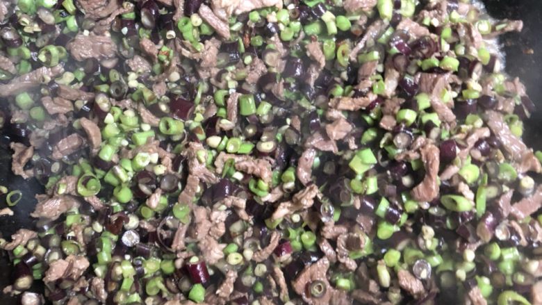 豇豆包子(长豆角),翻炒至变色即可,不需要炒熟。