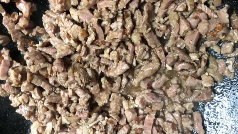 豇豆包子(长豆角),肉丁快熟的时候加入切好的豆角
