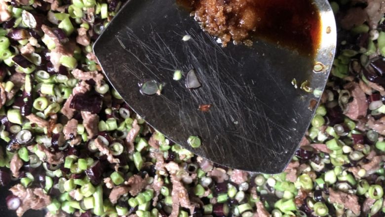 豇豆包子(长豆角),加入适量盐和酱油