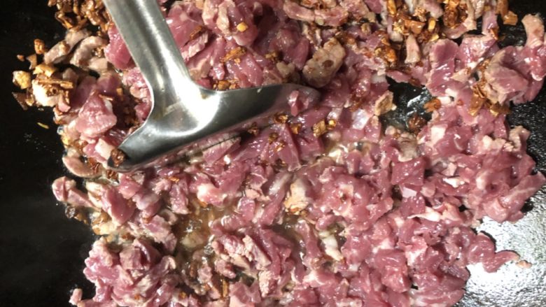 豇豆包子(长豆角),加入肉丁翻炒