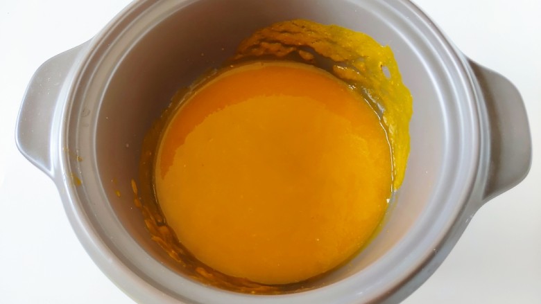 南瓜蜜豆馒头,南瓜去皮蒸熟之后加少许水入榨汁杯中,榨成<a style='color:red;display:inline-block;' href='/shicai/ 7594'>南瓜泥</a>倒入和面盆中备用。