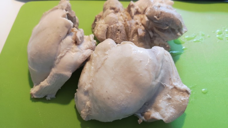 麻辣鸡块,煮20分钟,熟了之后捞出放凉。