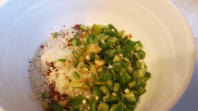 麻辣鸡块,盐,辣椒粒儿,辣椒粉,花椒粉,白芝麻放入碗中。