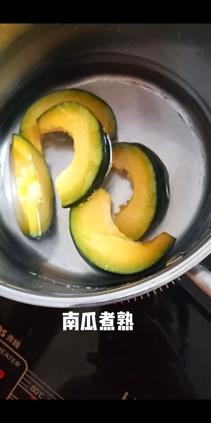 藜麦南瓜泥,一块小<a style='color:red;display:inline-block;' href='/shicai/ 53'>南瓜</a>,切小块煮熟。