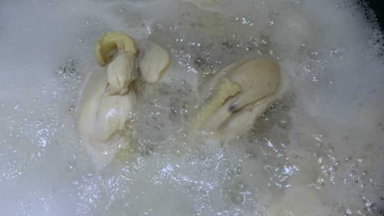 蒜香柠檬鸡,煮鸡腿。一定要煮熟,不会再二次加热了。