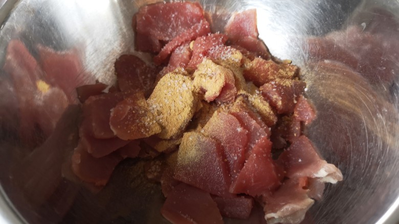 椒盐小酥肉,加入<a style='color:red;display:inline-block;' href='/shicai/ 788'>生抽</a>,胡椒粉,姜粉,盐。