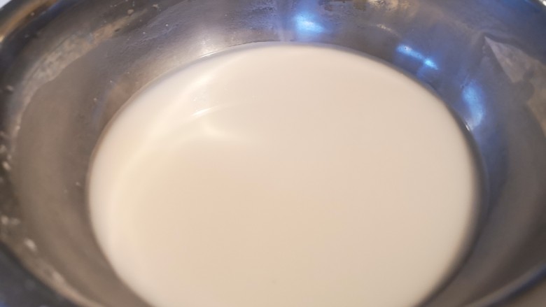 椒盐小酥肉,加入水,让淀粉冲充分融化。之后静放,让他分层。
