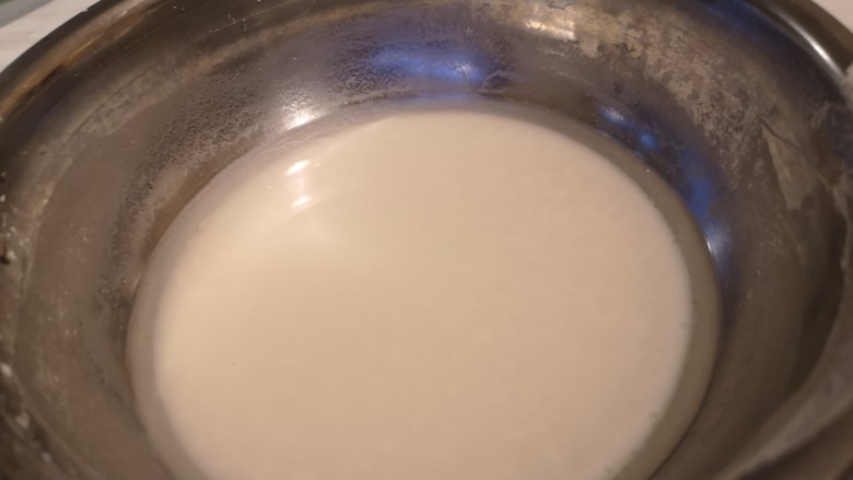 椒盐小酥肉,等淀粉水分层之后,把上面清澈的水倒掉,留下底层的面糊。