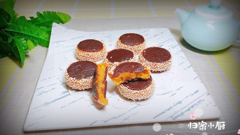南瓜糯米夹心饼,外酥里软,香酥美味的南瓜糯米夹心饼就上桌了!