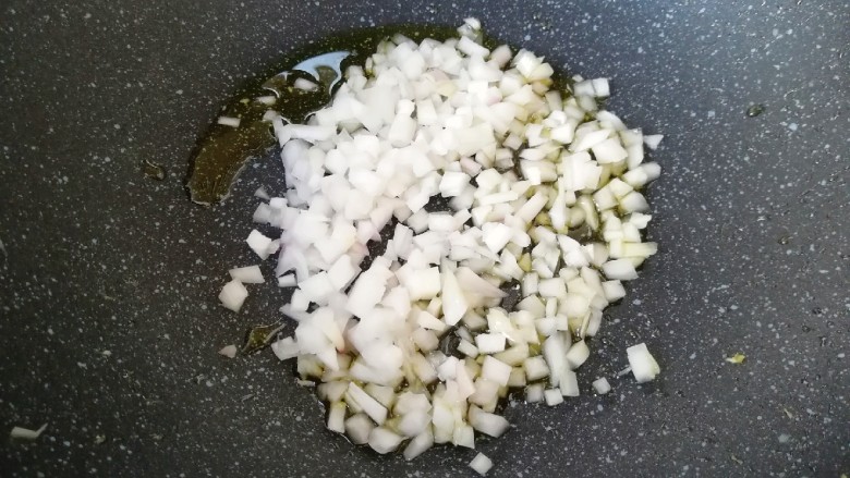 炒杂粮饭,炒锅内重新倒油烧热,下入洋葱炒香。