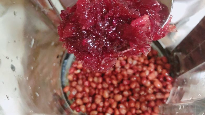 玫瑰花蜜红豆沙,再加入一大勺玫瑰花蜜。
