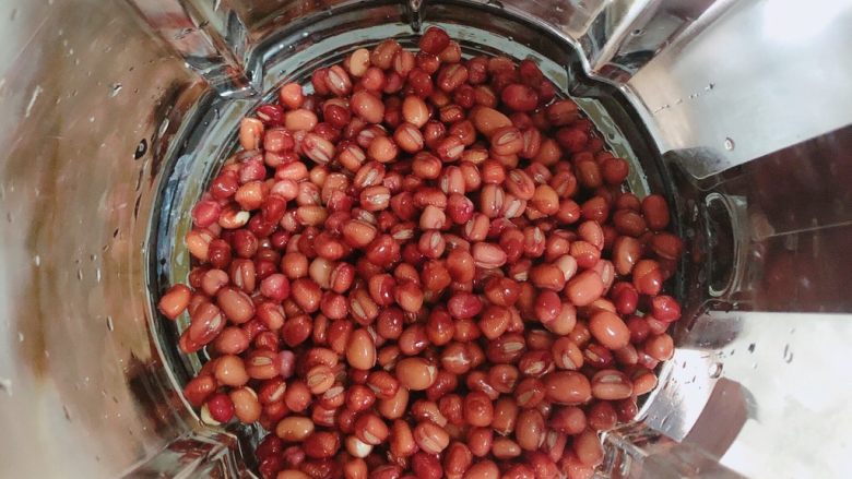 玫瑰花蜜红豆沙,将红豆放入破壁机中。