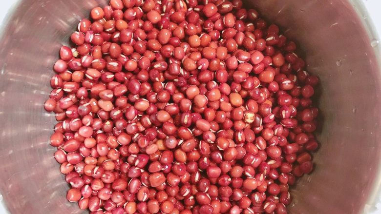 玫瑰花蜜红豆沙,准备好<a style='color:red;display:inline-block;' href='/shicai/ 3607'>红豆</a>，需提前侵泡6-8小时。