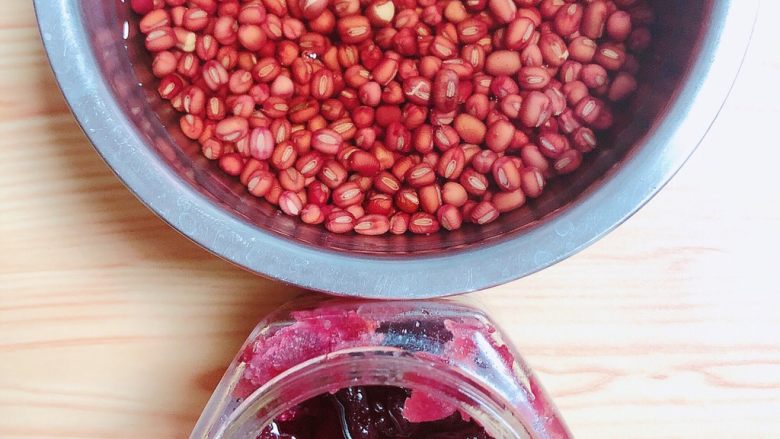 玫瑰花蜜红豆沙,红豆提前一夜侵泡，早上直接使用最佳。准备好侵泡好的红豆、玫瑰花蜜。