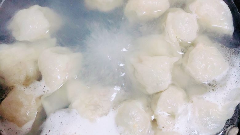 海苔三鲜馄炖,锅中烧开水,水开下入大馄炖,顺时针打转煮馄炖。