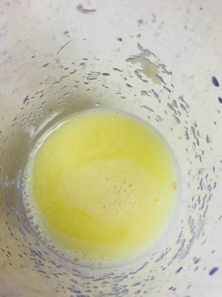 醋炒鸡,生姜榨汁备用。