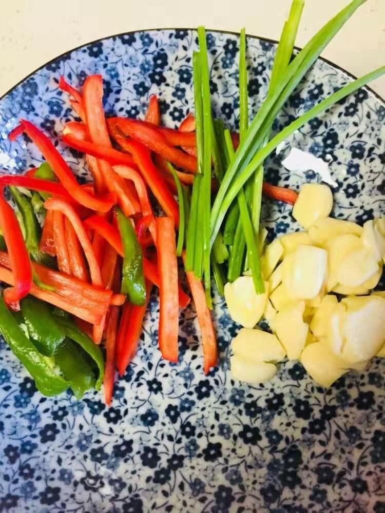 醋炒鸡,葱青椒丝,大蒜。姜片备用。