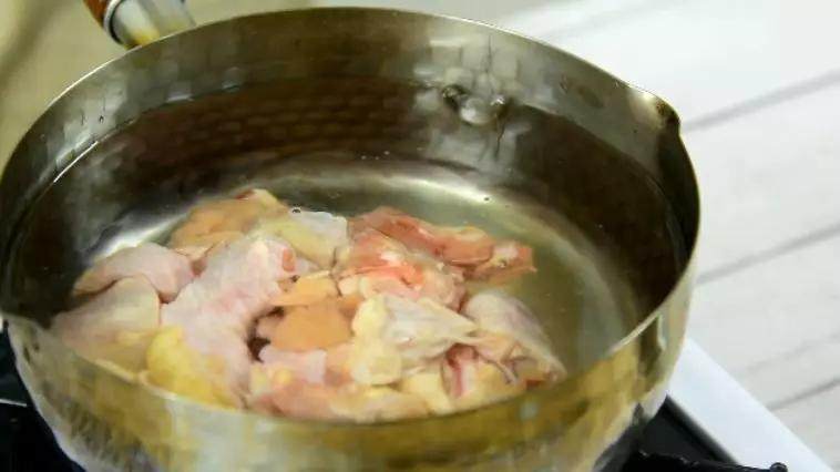 红烧鸡块,只靠味道就能征服你,好好吃啊!,鸡肉冷水下锅,焯水备用
豆瓣酱 15g、生抽 10g、老抽 5g、盐 2g