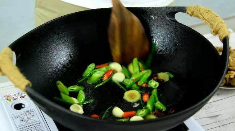 红烧鸡块,只靠味道就能征服你,好好吃啊!,加入葱姜蒜、八角、青红椒,炒出香气