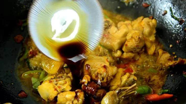 红烧鸡块,只靠味道就能征服你,好好吃啊!,加入盐、料酒、生抽、老抽,炒匀