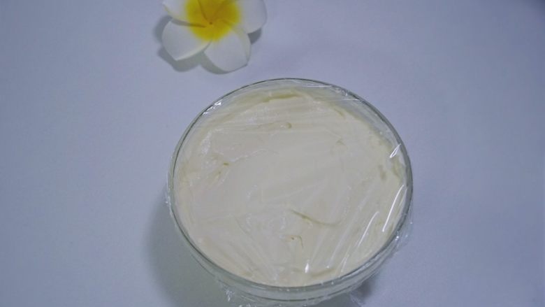 夏天冰品之网红大白兔奶糖冰淇淋,继续打发至纹路明显但有流动性的状态,倒入到密封的容器中,冷冻四五个小时以上。
