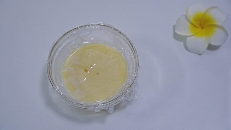 夏天冰品之网红大白兔奶糖冰淇淋,取保鲜膜将奶酱贴面盖住,放入冰箱冷藏至冷却!