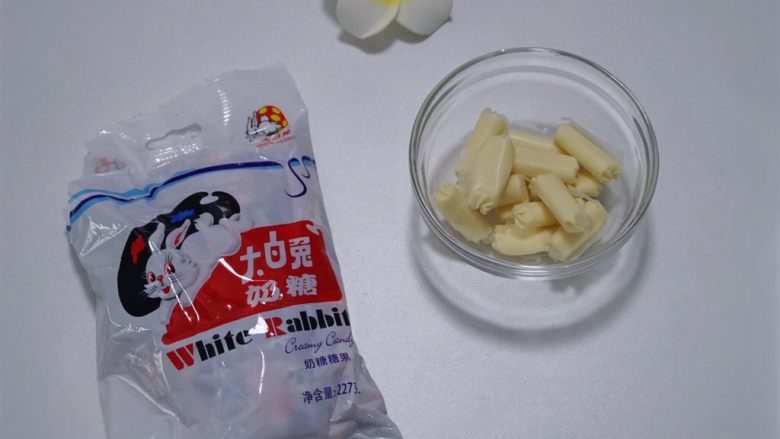 夏天冰品之网红大白兔奶糖冰淇淋,准备大白兔奶糖,童年特别喜欢的