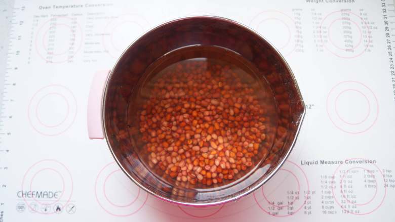 山药红豆糕,提前2小时把<a style='color:red;display:inline-block;' href='/shicai/ 3607'>红豆</a>泡水,这样可以节省煮的时间。