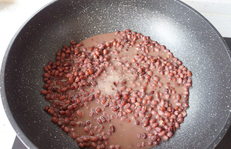 山药红豆糕,将煮好的红豆和<a style='color:red;display:inline-block;' href='/shicai/ 3729'>白糖</a>一起加到不沾锅里,中火翻炒