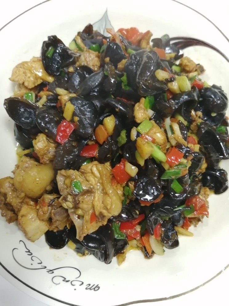 木耳剁辣椒炒鸡肉,既有剁辣椒的酸辣味道,也有木耳的爽脆