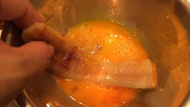 香酥鱼排(比炸的还酥),鱼片沾蛋液