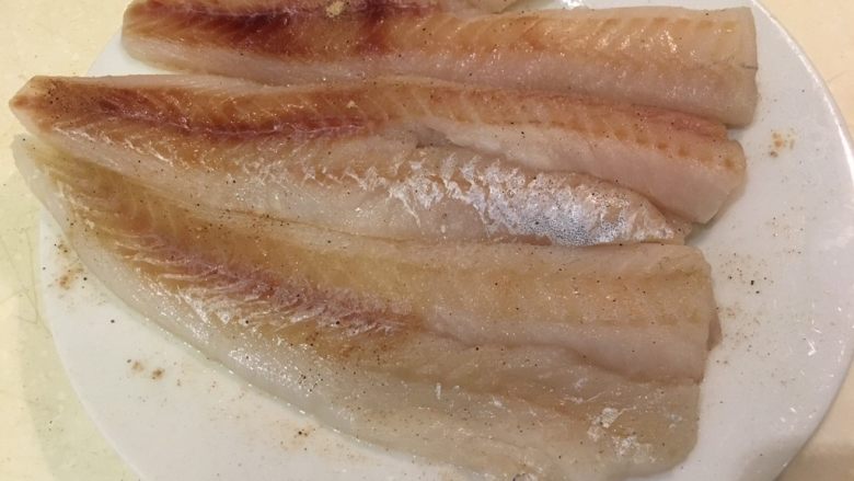 香酥鱼排(比炸的还酥),盐、白胡椒,抹鱼身