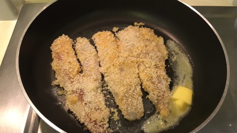 香酥鱼排(比炸的还酥),放到平底锅,奶油放边上,开火