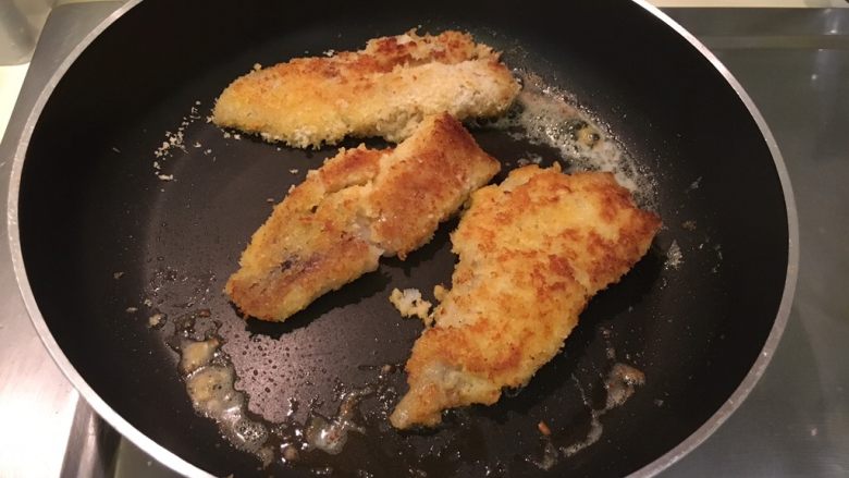 香酥鱼排(比炸的还酥),3~4分钟后翻面,再煎3分钟就好啦!