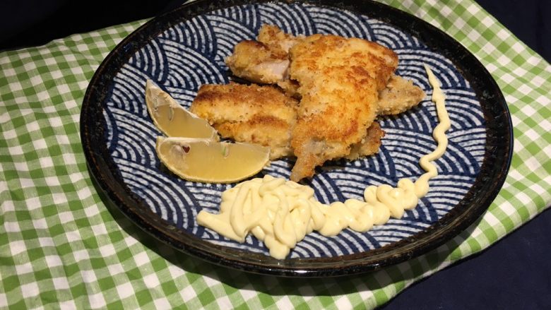 香酥鱼排(比炸的还酥),美美哒!食用时挤上柠檬汁,沾山葵美乃滋!