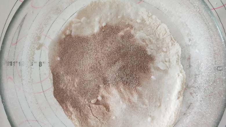 咖啡乳酪马芬,2、将材料A过筛。