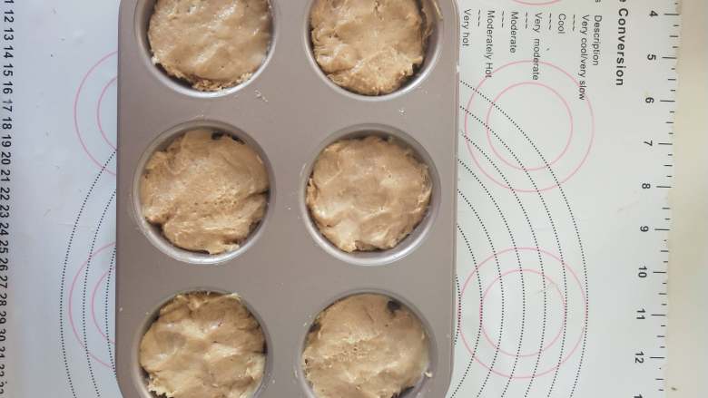咖啡乳酪马芬,6、平均挤在学厨9020杯子模具中,