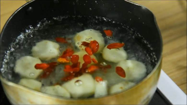 冰冰凉凉甜而不腻,最适合夏季吃了,马蹄去皮洗净倒入开水中,加入一大勺糖和少许枸杞,大火煮8分钟左右。