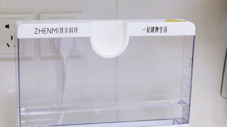 广式马拉糕,往臻米蒸汽料理机的水箱中加入适量的纯净水,不要低于最低或者高于最高水位线即可。