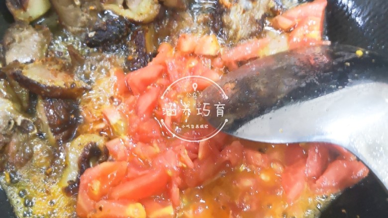 茄汁香辣板鸭(潮汕炒鸭脯),加入去皮剁好的番茄
