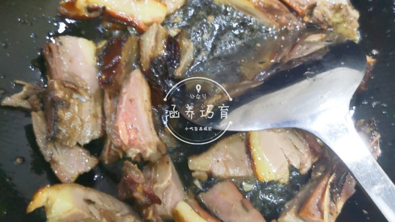 茄汁香辣板鸭(潮汕炒鸭脯),切好的<a style='color:red;display:inline-block;' href='/shicai/ 10621'>板鸭</a>倒入锅内翻炒止微微出油上色