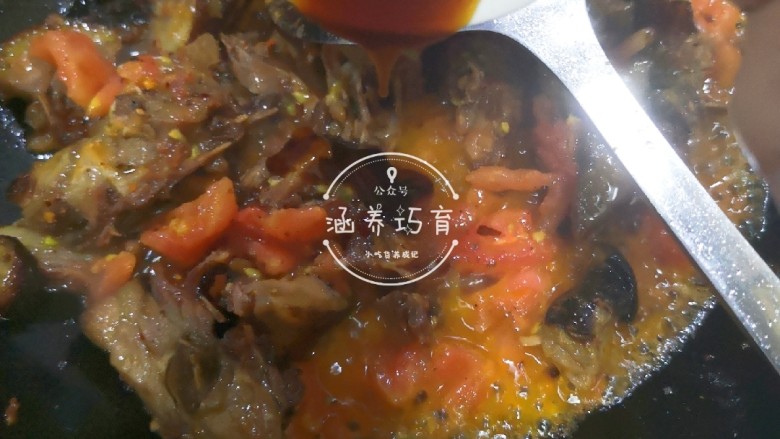 茄汁香辣板鸭(潮汕炒鸭脯),加入<a style='color:red;display:inline-block;' href='/shicai/ 692'>酱油</a>